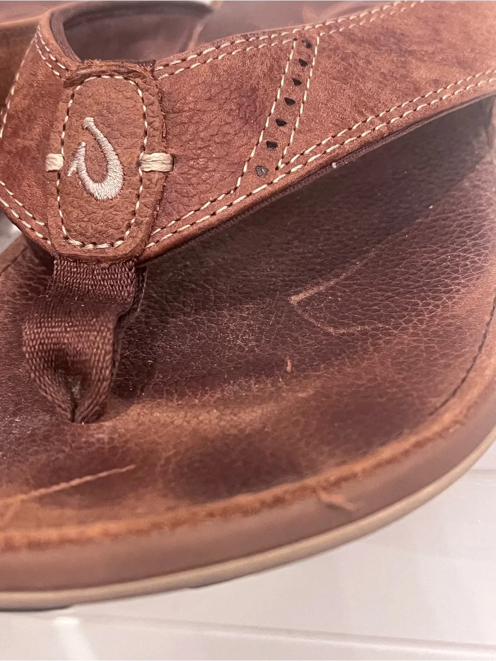OluKai Men’s Brown Leather Toe-Post Sandals